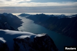 Vedere aeriană a unui fiord din vestul Groenlandei - 16 septembrie 2025.