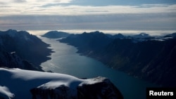 FOTO DE ARHIVĂ: O vedere aeriană asupra unui fiord în vestul Groenlandei.