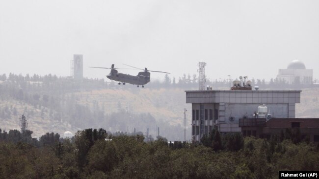 فرود هلی‌کوپتر شینوک آمریکایی برای انتقال کارکنان سفارت آمریکا در کابل، ۱۵ اوت ۲۰۲۱
