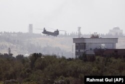 Kabul: elicopter militar Chinook în apropierea ambasadei americane de la Kabul, pentru a ajuta la evacuarea în siguranță a angajaților civili, Afganistan, 15 august 2021.