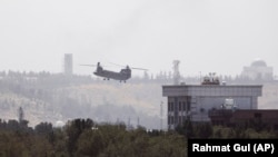 Un elicopter american zboară lângă Ambasada SUA la Kabul, Afganistan, duminică, 15 august 2021.