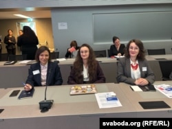 Беларускія прадстаўніцы ў Кангрэсе мясцовых уладаў Паліна Бродзік і Аляксандра Дойніч, а таксама Кацярына Борэ з Народнай амбасады Беларусі ў Францыі