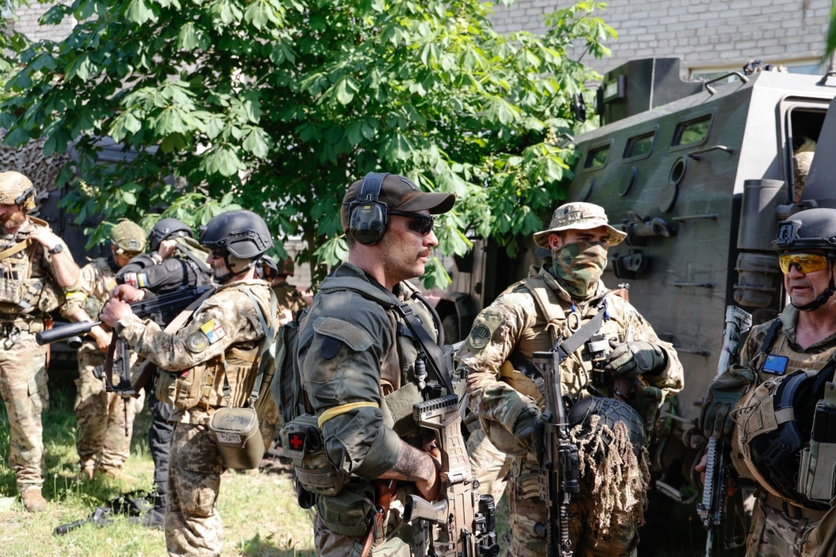 У 2022 році до України<a href="https://www.nytimes.com/2025/09/07/world/europe/ukraine-american-volunteers.html?unlocked_article_code=1.nlA.Zsvn.nUgLePbtcs9m&amp;smid=url-share" class="wsw__a"> переважно приїжджали</a> ветерани з бойовим досвідом, зокрема колишні військовослужбовці армії США. Згодом серед добровольців з’явилися й цивільні, для яких війна стала особистим вибором або спробою знайти новий сенс після попереднього життєвого досвіду.<br><br>На фото: військові Інтернаціонального легіону Сил оборони України в Сєвєродонецьку, червень 2022 року<br><br>