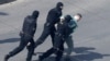 Policija hapsi učesnika protesta u Minsku, 27. mart 2021. 
