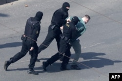 Policija hapsi učesnika protesta u Minsku, 27. mart 2021.