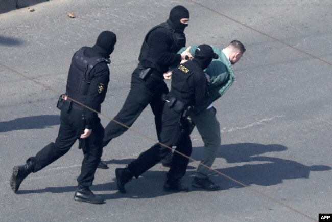 Policija hapsi učesnika protesta u Minsku, 27. mart 2021.