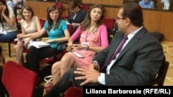 După opt ore de dezbateri parlamentare, Marian Lupu (PD) s-a alăturat la un moment dat jurnaliștilor, Chișinău, 12 iulie 2013.