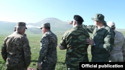 Comandanți militari armeni, inspectând pozițiile armatei în regiunea Syunik, de la granița cu Azerbaidjanul, disputată între Baku și Erevan, 20 mai 2021