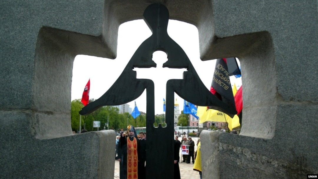 Памятный знак жертвам Голодомора в Киеве