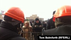 Russian-speakers argue with Kharkiv's supporters of the anti-Yanukovych revolution outside the regional administration on February 25. 