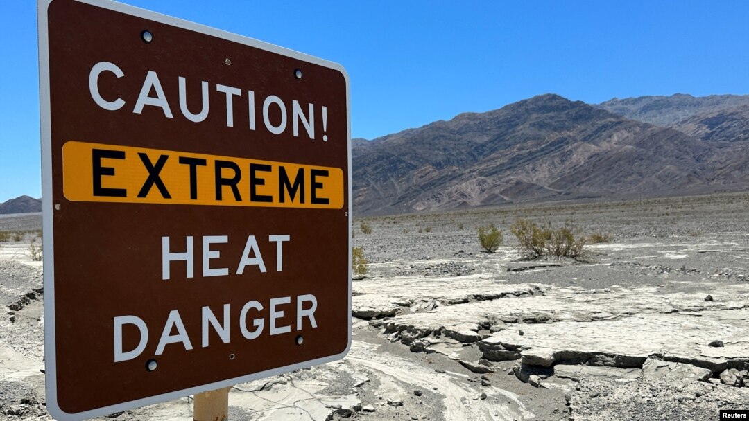 Vedere a panoului de avertizare a căldurii extreme din Valea Morții, California. Aici s-au înregistrat peste 53 de grade Celsius.
