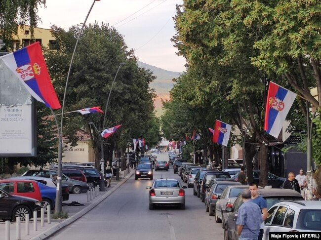 Flamuj të Serbisë të vendosur në rrugët e Mitrovicës së Veriut teksa serbët më 15 shtator shënojnë Ditën e Bashkimit, Lirisë dhe Flamurit Kombëtar të Serbëve.