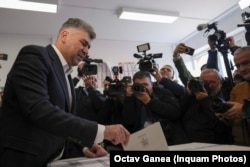 Președintele PSD și candidatul partidului la Președinție Marcel Ciolacu a votat într-o secție din București.