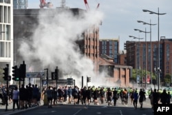 Dim se diže dok se policajci suočavaju s demonstrantima u Liverpoolu 3. avgusta 2024.