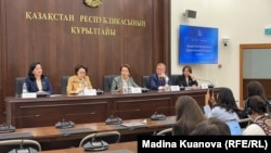 Құрылтай төрағасының орынбасары Дәния Еспаева (ортада) брифингте отыр. Астана, 10 қыркүйек, 2026 жыл