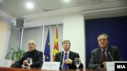 Maqedoni - Pamje nga konferenca për shtyp e eurodeputetëve Eduard Kukan, Richard Howitt dhe Ivo Vajgl në Shkup, 12Jan2016