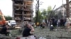 Рятувальники відпочивають під час роботи біля житлових будинків і дитячого садка, зруйнованих ракетним ударом у Києві, 8 липня 2024 року