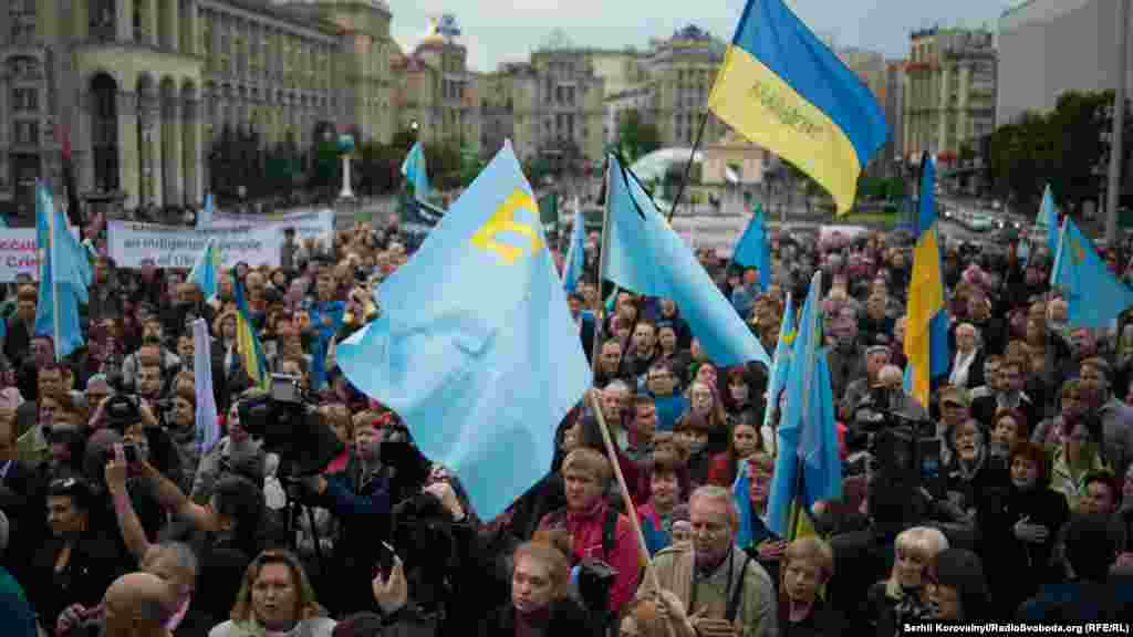 Близько тисячі українців зібралися на головній площі столиці. Серед них були як кримські татари і українці, так і представники інших національностей