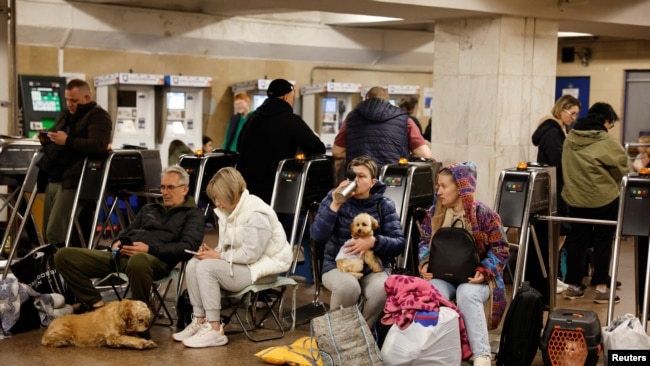 Njerëzit strehohen brenda një stacioni metroje gjatë një sulmi ushtarak rus, mes sulmeve të Rusisë ndaj Ukrainës, në Kiev, Ukrainë, më 25 maj 2025.