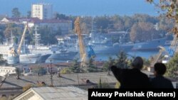 Краєвид з Малахова Кургану на російські військові кораблі в порту Севастополя