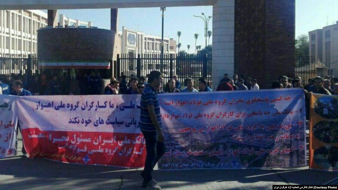 کارگران پیشتر خواستار برکناری عبدالرضا موسوی، کارفرمای خصوصی این مجتمع، و غلامرضا شریعتی، استاندار خوزستان، شده بودند