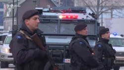 Turma reagon teksa Gjuriq sjellet nga policia në Prishtinë