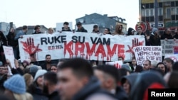 Poruka "Ruke su vam krvave" uz crvene šake simbol su protesta koji su počeli nakon nesreće u Novom Sadu, Beograd, 22. decembar 2024.