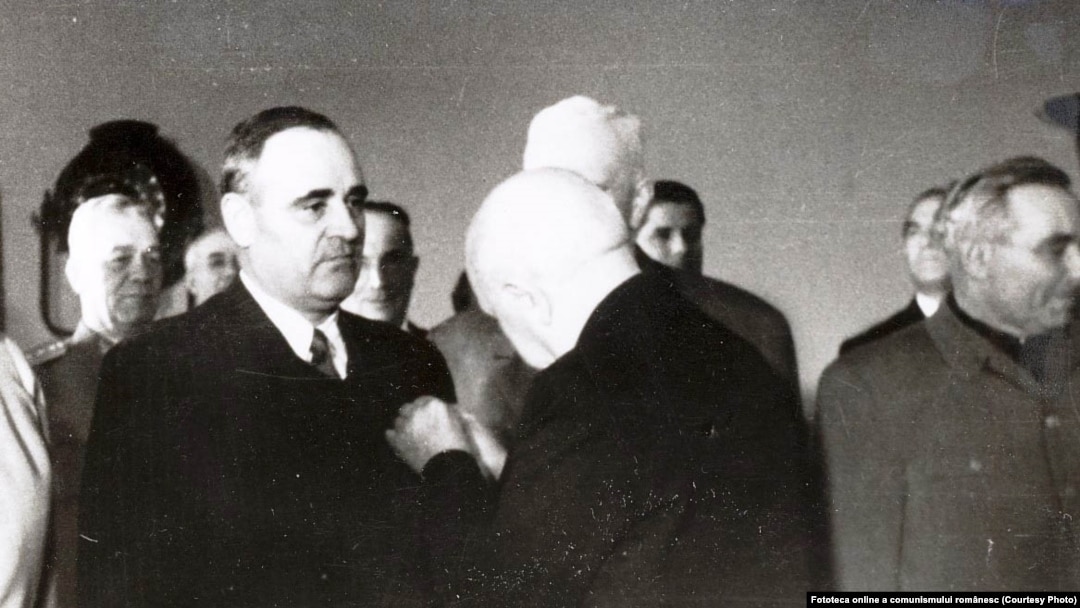 MAN îi acordă lui Gheorghiu Dej titlul de Erou al Muncii Socialiste și medalia Secera și ciocanul, cu ocazia împlinirii a 50 de ani. Sursa: Fototeca online a comunismului românesc; cota: 168/1951