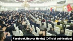 Kandidati i PDK-së për kryeministër, Enver Hoxhaj ka publikuar disa fotografi nga ky aktivitet që shkel vendimin e Qeverisë së Kosovës i cili përcakton numrin e lejuar për pjesëmarrje në organizime në ambiente të mbyllura. 27.01.2021, Skenderaj. 