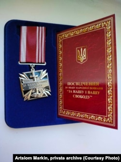Узнагарода, якой Арцём найбольш ганарыцца: знак народнай пашаны «За нашу і вашу свабоду»