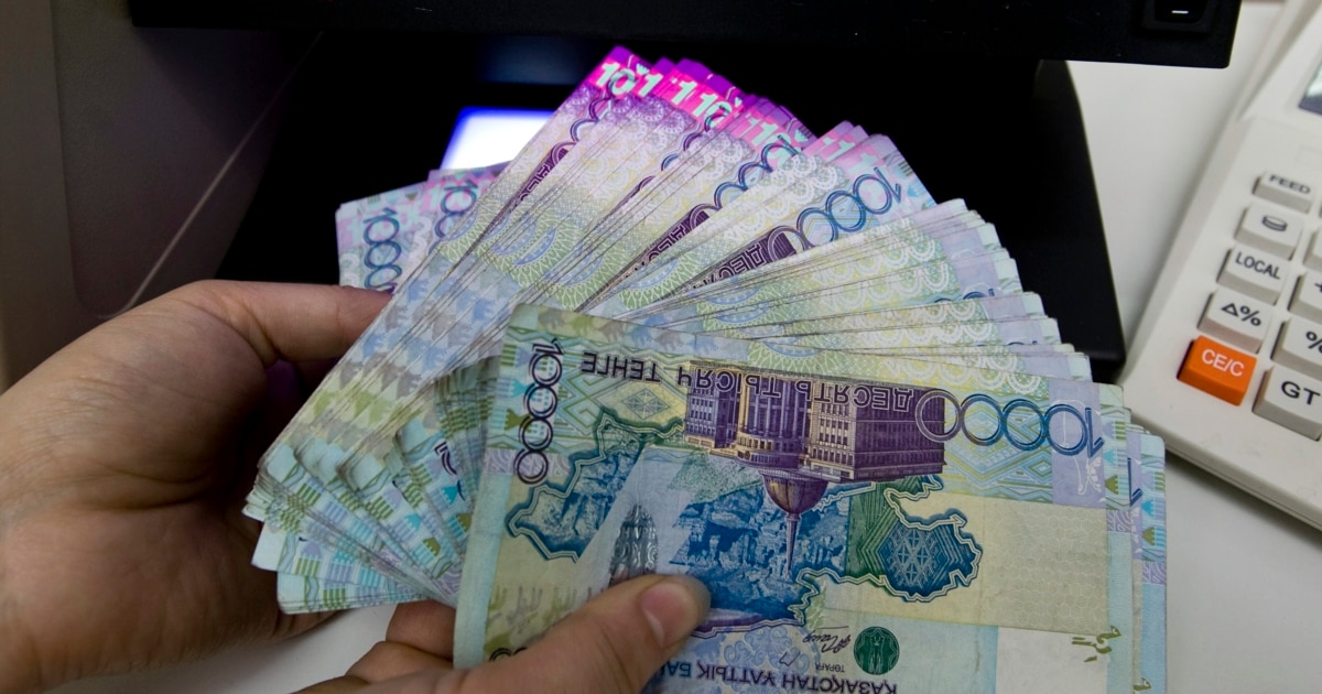 Жалаңаш диджей Наташа Ростова Жетілген әйелдердің фотосуретін тыңдады