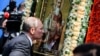Vladimir Putin 2013-cü ildə Kiyevdə ikonanı öpür. Tam bir ildən sonra o Krımı ilhaq edəcək