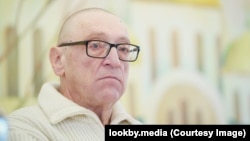 Аляксандар Фядута на прэс-канфэрэнцыі вызваленых палітвязьняў. Украіна, Чарнігаў, 13 сьнежня 2025 году 