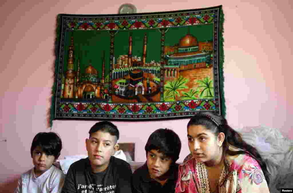 Kosovo - Leonarda Dibrani (15) sa braćom i sestrama u svom domu u Mitrovici, 17. oktobar 2013. Foto: REUTERS / Hazir Reka 