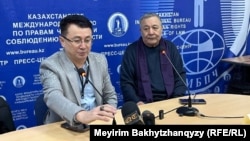 Политолог Дос Кошим (справа) и юрист Мейрман Калмаханулы на пресс-конференции в Алматы, 4 февраля 2026 года. Активист Жаркын Курентаев собирался участвовать в этой встрече, но был задержан