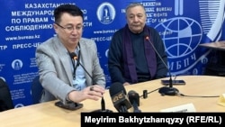 Заңгер Мейірман Қалмаханұлы және саясаттанушы Дос Көшім жаңа Конституция жобасына қатысты жиында. Алматы, 4 ақпан 2026 жыл.