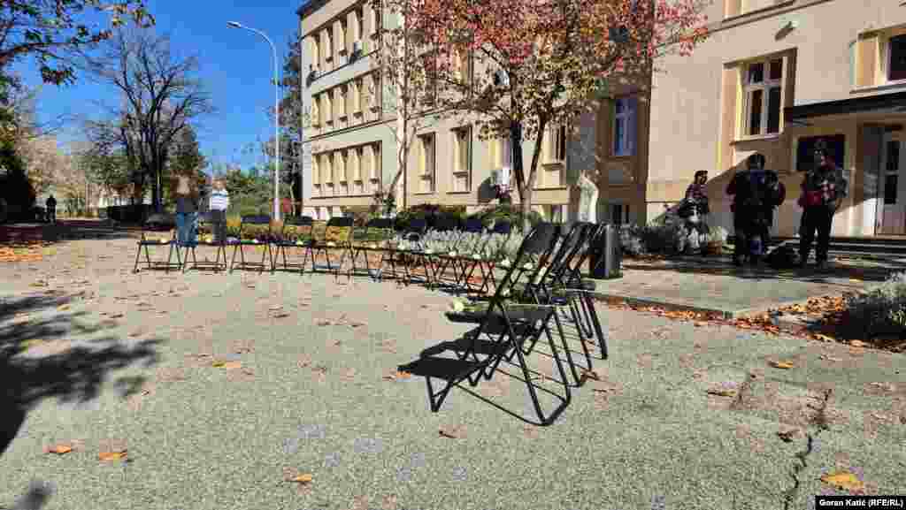 Sjećanje na žrtve pada nadstrešnice, Banjaluka, 1. novembar 2025.U petak, 1. novembra 2024. godine, u padu betonske nadstrešnice rekonstruisane Železničke stanice u Novom Sadu poginulo je 16 osoba.