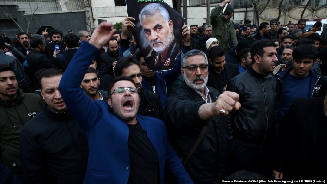  Manifestanți iranieni în timpul unui protest împotriva uciderii generalului iranian Qassem Soleimani, șeful Forței Quds de elită 