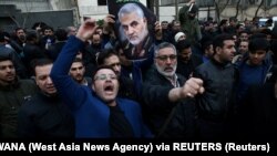  Manifestanți iranieni în timpul unui protest împotriva uciderii generalului iranian Qassem Soleimani, șeful Forței Quds de elită 