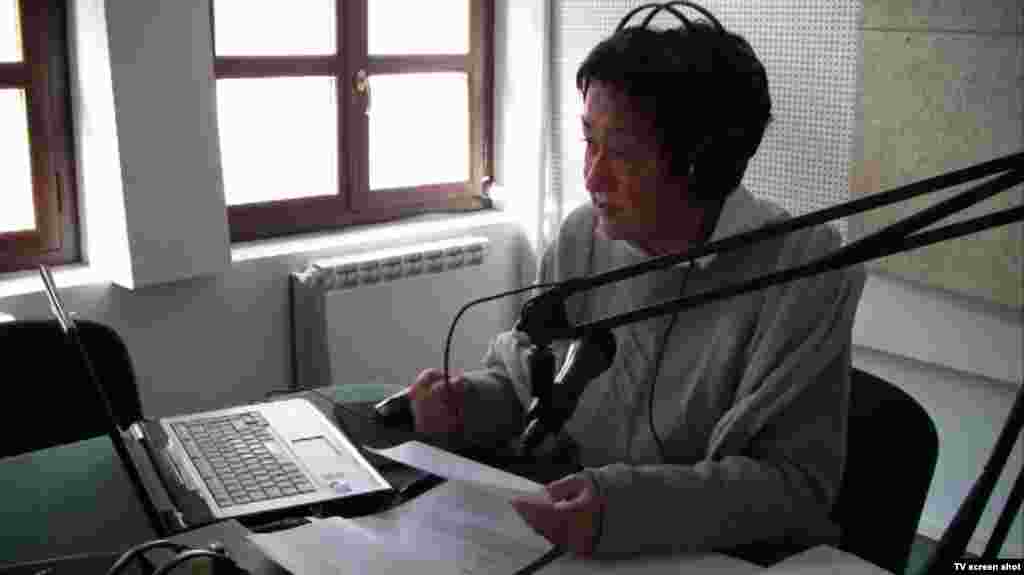 Branka Mihajlović, dugogodišnja novinarka i urednica RSE na emitranju programa iz beogradskog studija, 2013. 