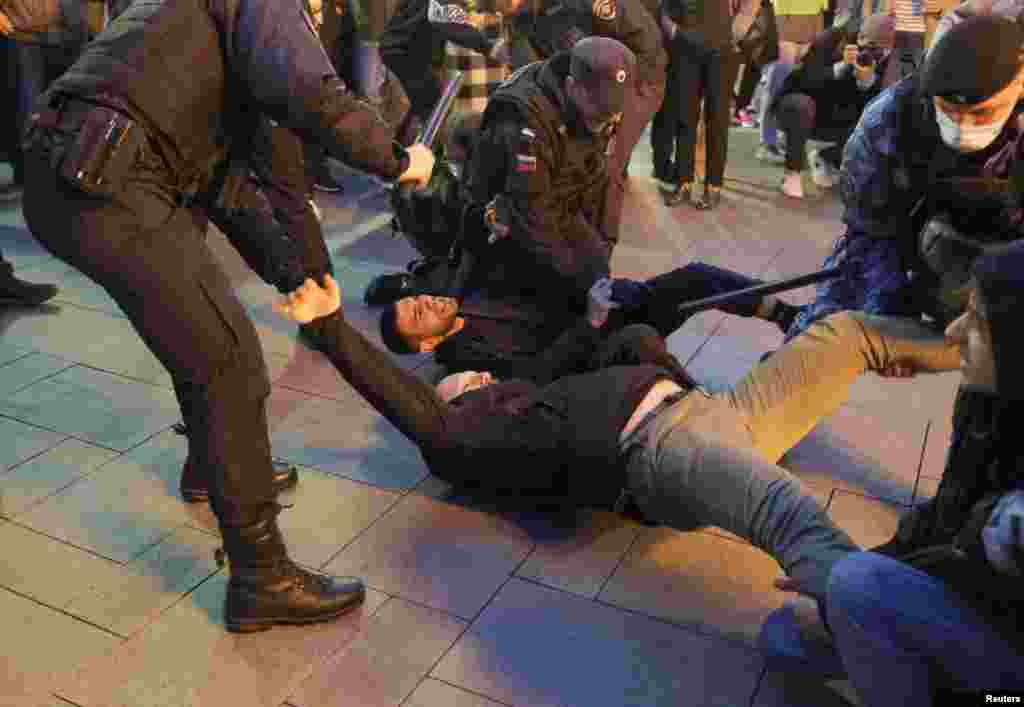 Polițiștii au folosit forța împotriva unor manifestanți, care au fost bătuți cu bastoane, trântiți la pământ și încătușați.