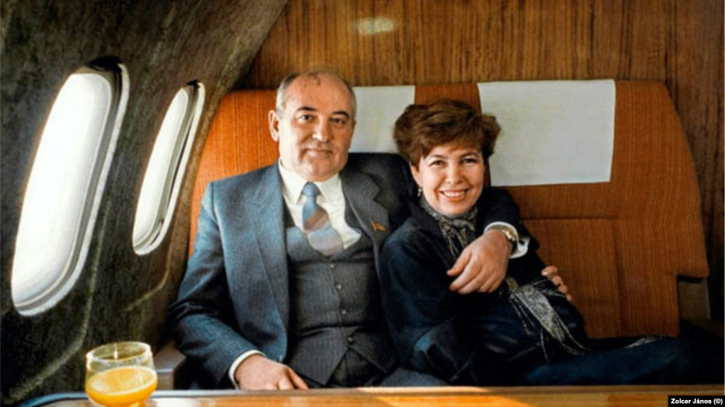 Mihail Gorbacsov, az SZKP főtitkára feleségével Raiszával egy hivatalos úton