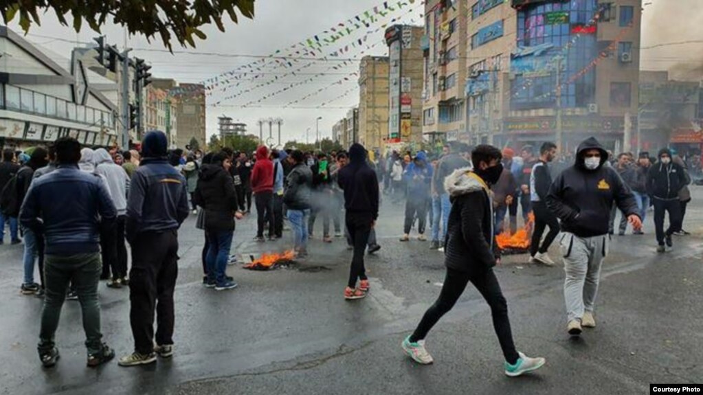 نمایی از اعتراضات سراسری آبان ۹۸