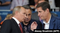 Владимир Путин, министр спорта Виталий Мутко и Александр Жуков, президент Олимпийского комитета России, на Олимпиаде в Лондоне. 2 августа 2012. Фото Алексея Дружинина /AFP