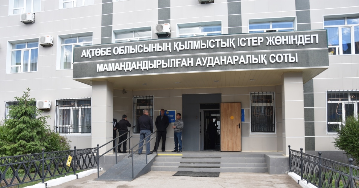 Үстел астындағы бастықты жалап