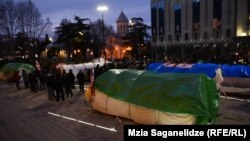 Намети опозиції біля будівлі парламенту