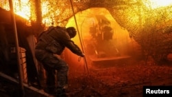 Ілюстраційне фото. Український військовослужбовець 100-ї окремої механізованої бригади ЗСУ веде вогонь із самохідної гаубиці «Богдана» по російських військах з позиції на передовій поблизу Костянтинівки Донецької області, 29 листопада 2025 року