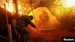 Український військовослужбовець 100-ї окремої механізованої бригади ЗСУ веде вогонь із самохідної гаубиці «Богдана» по російських військах з позиції на передовій поблизу Костянтинівки Донецької області, 29 листопада 2025 року