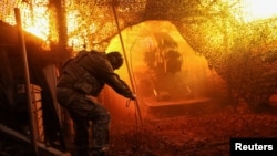 Український військовослужбовець 100-ї окремої механізованої бригади ЗСУ веде вогонь із самохідної гаубиці «Богдана» по російських військах з позиції на передовій поблизу Костянтинівки Донецької області, 29 листопада 2025 року