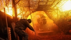 Артилерист 100-ї омб ЗСУ веде вогонь із самохідної гаубиці «Богдана» по російських військах з позиції на передовій поблизу Костянтинівки Донецької області